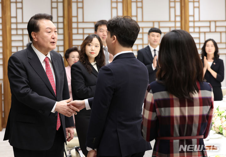 [서울=뉴시스] 전신 기자 = 윤석열 대통령이 6일 서울 용산 대통령실 청사에서 열린 교권 보호 4법 계기 현장 교원과의 대화에 입장하며 교사들과 인사하고 있다. (대통령실통신사진기자단) 2023.10.06. photo1006@newsis.com