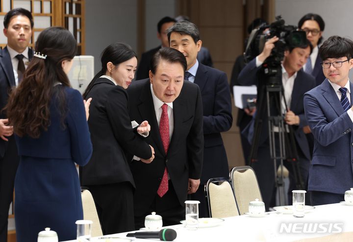 [서울=뉴시스] 전신 기자 = 윤석열 대통령이 6일 서울 용산 대통령실 청사에서 열린 교권 보호 4법 계기 현장 교원과의 대화에 입장, 교사들과 인사하며 이름을 확인하고 있다. (대통령실통신사진기자단) 2023.10.06. photo1006@newsis.com