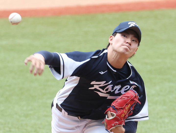 [사오싱=뉴시스] 조수정 기자 = 6일 중국 항저우 인근 사오싱 야구장 1구장에서 열린 2022 항저우 아시안게임 남자 야구 슈퍼라운드 2차전 한국 대 중국, 8회말 투수 장현석이 역투하고 있다. 2023.10.06. chocrystal@newsis.com *재판매 및 DB 금지