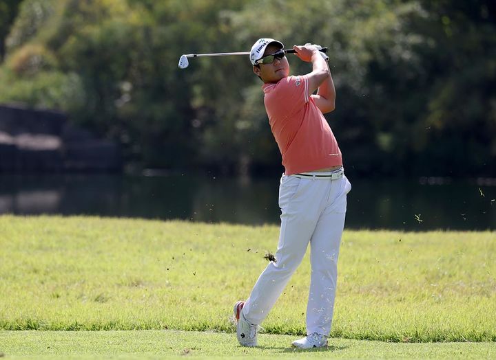 [서울=뉴시스] 6일 경기 여주 페럼CC에서 열린 현대해상 최경주 인비테이셔널 2라운드 2번홀에서 함정우가 세컨아이언샷을 하고 있다. (사진=KPGA 제공) 2023.10.06. photo@newsis.com *재판매 및 DB 금지