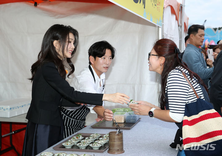 [서귀포=뉴시스] 전신 기자 = 윤석열 대통령 부인 김건희 여사가 6일 서귀포항 동부두 일원에서 열린 제4회 제주 서귀포 은갈치 축제에서 은갈치 회무침을 시민들에게 나눠주고 있다. 2023.10.06. photo1006@newsis.com