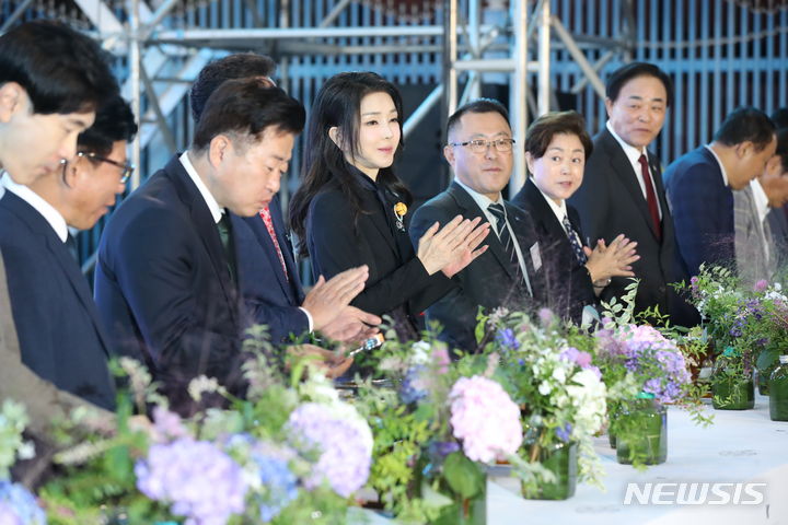 [서귀포=뉴시스] 전신 기자 = 윤석열 대통령 부인 김건희 여사가 6일 서귀포항 동부두 일원에서 열린 제4회 제주 서귀포 은갈치 축제 개막식에서 제주 은갈치 요리를 시식하는 퍼포먼스를 하고 있다. 2023.10.06. photo1006@newsis.com