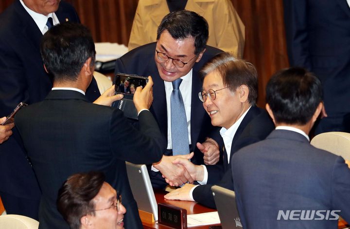 [서울=뉴시스] 조성봉 기자 = 이재명 더불어민주당 대표가 6일 오후 서울 여의도 국회 본회의장에서 열린 제410회국회(정기회) 제9차 본회의에서 소병철 의원과 스마트폰으로 사진을 찍고 있다.2023.10.06. suncho21@newsis.com