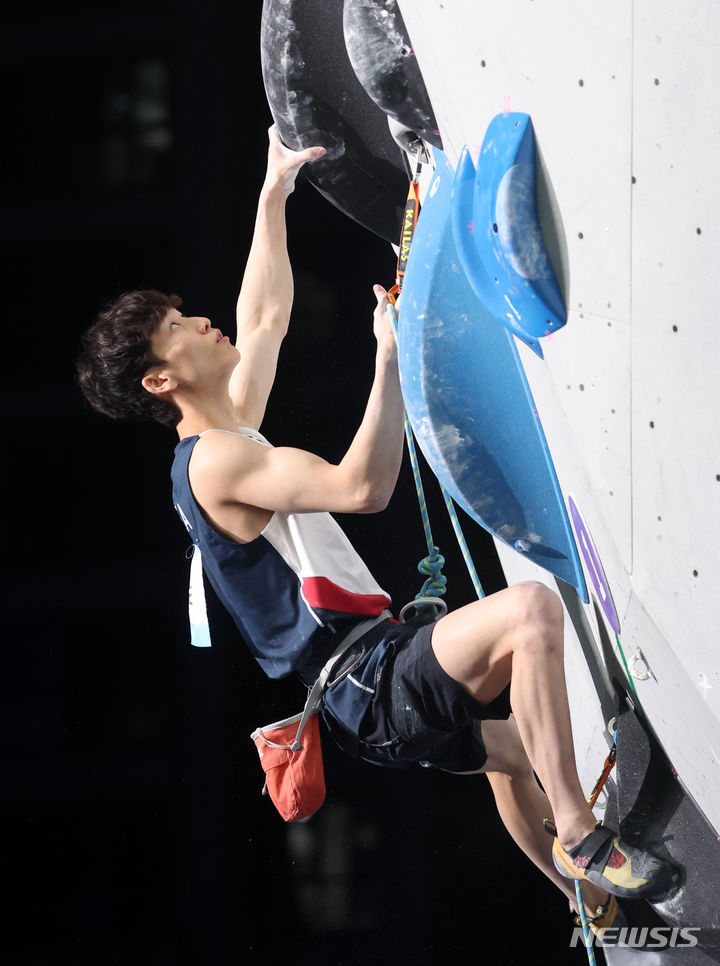 [사오싱=뉴시스] 조수정 기자 = 6일 중국 사오싱 커차오 양산 클라이밍센터에서 열린 2022 항저우 아시안게임 스포츠클라이밍 남자 콤바인 결승, 한국 이도현이 리드 경기를 하고 있다. 결과는 이도현 은메달. 2023.10.06. chocrystal@newsis.com