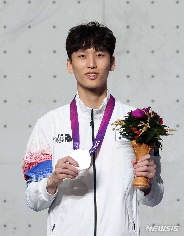 [사오싱=뉴시스] 조수정 기자 = 6일 중국 사오싱 커차오 양산 클라이밍센터에서 열린 2022 항저우 아시안게임 스포츠클라이밍 남자 콤바인 한국 이도현이 볼더링, 리드 합산 은메달을 획득, 시상식에서 메달을 들어보이고 있다. 2023.10.06. chocrystal@newsis.com