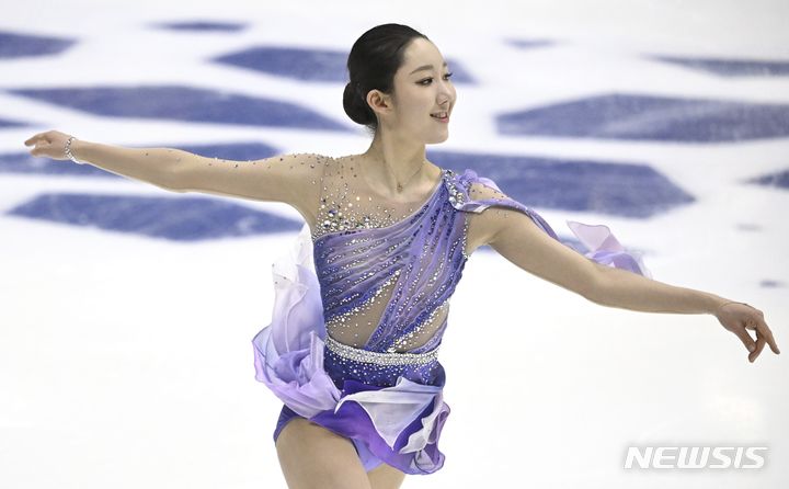 [에스포=AP/뉴시스] 김예림이 10월6일(현지시각) 핀란드 에스포에서 열린 국제빙상경기연맹(ISU)   챌린저 시리즈 핀란디아 트로피 여자 싱글 쇼트 프로그램 연기를 펼치고 있다. 김예림은 기술점수(TES) 37.98점, 구성점수(PCS) 33.22점, 감점1.00, 합계 70.20점으로 1위를 기록했다. 2023.10.07.