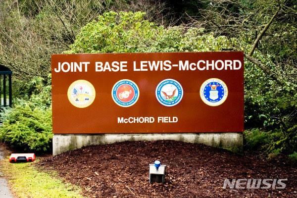 [서울=뉴시스]미 워싱턴주 타코마 남쪽에 있는 루이스-매코드 합동기지 팻말. 이곳의 정보부대 출신 미 사병이 중국 정부에 적극적으로 정보를 넘긴 혐의로 재판에 회부됐다. (출처=루이스-매코드 기지 홈페이지) 2023.10.7.