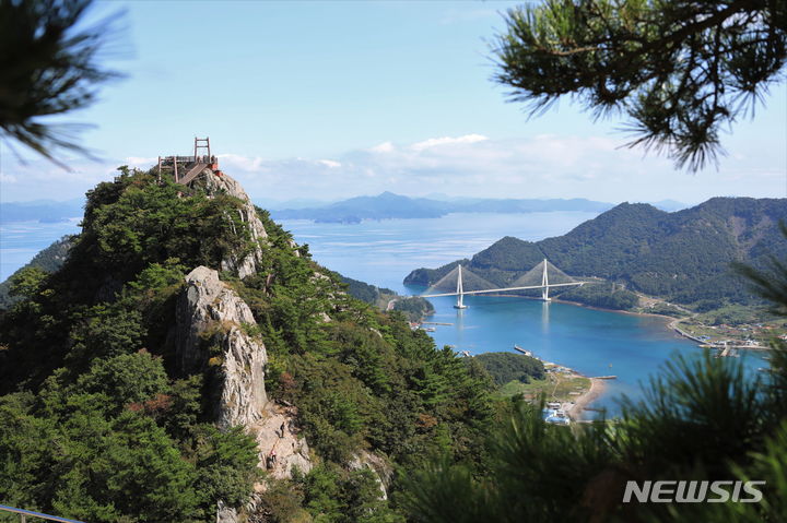 [통영=뉴시스] 신정철 기자= 통영시가 10월 한 달 간 다양한 문화예술 행사를 통해 관광객 유치에 나섰다. 사진은 오는 20일부터 21일까지 사량도 옥녀봉 일원에서 개최되는 제18회 사량도 옥녀봉전전국등반축제 옥녀봉 전경.(사진=뉴시스DB).2023.10.07. sin@newsis.com