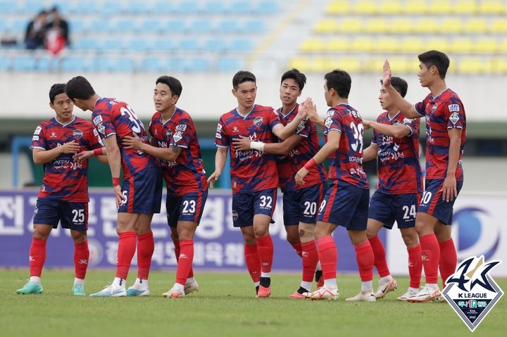 [서울=뉴시스] 프로축구 K리그2 김천이 7일 오후 1시30분 김천종합운동장에서 부천과 하나원큐 K리그2 2023 35라운드 홈 경기를 치러 3-1로 승리했다. (사진=한국프로축구연맹 제공) *재판매 및 DB 금지