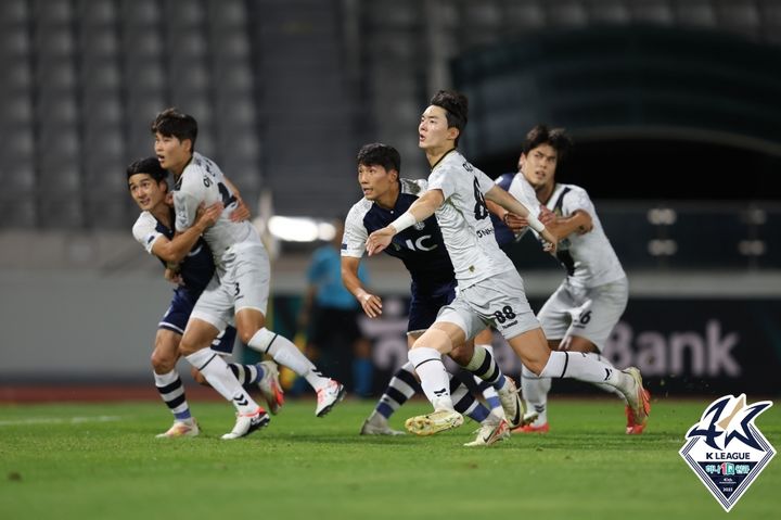 [서울=뉴시스] 서울이랜드와 경남FC가 7일 오후 목동종합운동장에서 하나원큐 K리그2 2023 일정을 소화하고 있다. (사진=한국프로축구연맹 제공) *재판매 및 DB 금지