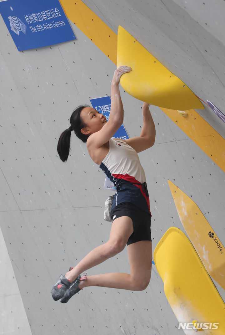 [사오싱=뉴시스] 조수정 기자 = 7일 중국 사오싱 커차오 양산 클라이밍센터에서 열린 2022 항저우 아시안게임 스포츠클라이밍 여자 콤바인 예선, 한국 서채현이 볼더링 경기에서 하나의 코스 최고 점수인 25점까지 모두 획득한 뒤 미소를 짓고 있다. 서채현은 볼더링 예선(리드 합산 전)에서 99.73 점을 얻어 중국 장유에통, 일본 모리 아이와 공동 1위를 기록하고 있다.2023.10.07. chocrystal@newsis.com