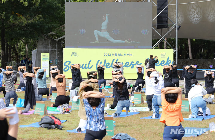 [서울=뉴시스] 최진석 기자 = 7일 서울 성동구 서울숲에서 열린 ‘2023 서울 웰니스 위크(Seoul Wellness Week)’에서 참가자들이 요가 플래시몹을 하고 있다. 2023.10.07. myjs@newsis.com
