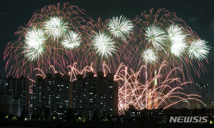 [서울=뉴시스] 최진석 기자 = 지난해 서울 여의도 한강공원 일대에서 열린 '2023 서울세계불꽃축제'. 2023.10.07. myjs@newsis.com