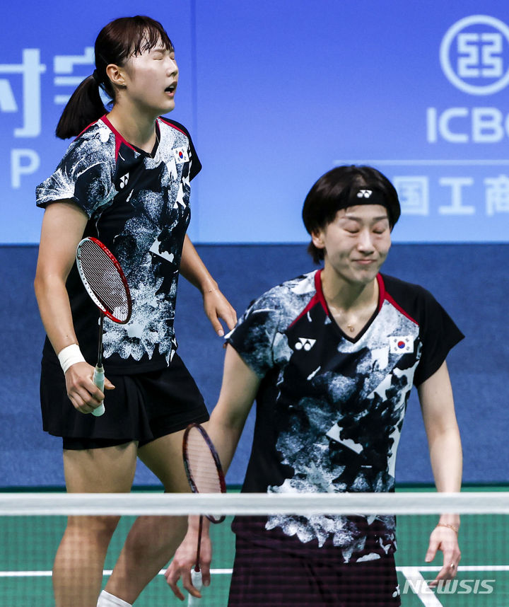 [항저우=뉴시스] 정병혁 기자 = 7일 중국 항저우 빈장체육관에서 열린 2022 항저우 아시안게임 배드민턴 여자 복식 한국(백하나, 이소희) 대 중국(천칭천, 자이판)의 경기, 백하나와 이소희가 실점한 뒤 아쉬워하고 있다. 2023.10.07. jhope@newsis.com