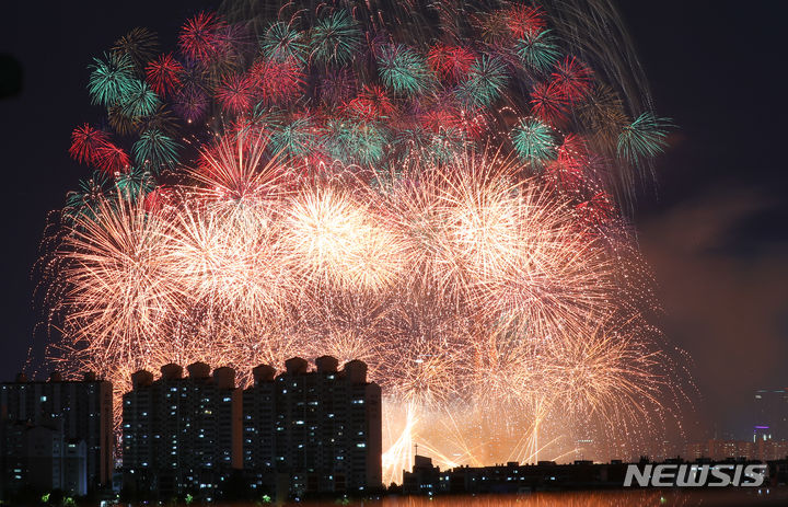 [서울=뉴시스] 최진석 기자 = 지난해 서울 여의도 한강공원 일대에서 열린 '2023 서울세계불꽃축제'.  2023.10.07. myjs@newsis.com