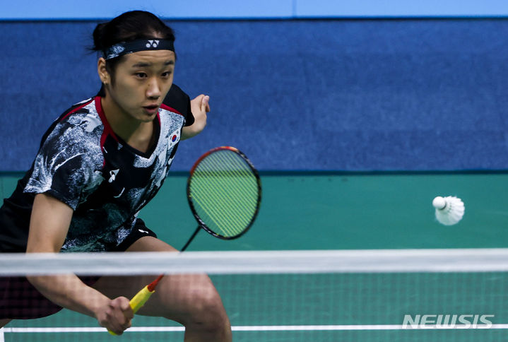[항저우=뉴시스] 정병혁 기자 = 7일 중국 항저우 빈장체육관에서 열린 2022 항저우 아시안게임 배드민턴 여자 단식 한국 안세영 대 중국 천위페이의 경기, 안세영이 공격을 하고 있다. 2023.10.07. jhope@newsis.com
