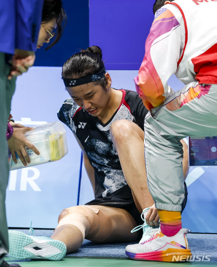[항저우=뉴시스] 정병혁 기자 = 7일 중국 항저우 빈장체육관에서 열린 2022 항저우 아시안게임 배드민턴 여자 단식 한국 안세영 대 중국 천위페이의 경기, 안세영이 무릎 상태를 확인하고 있다. 2023.10.07. jhope@newsis.com