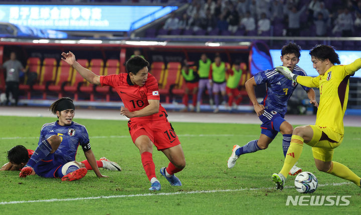 [항저우=뉴시스] 고승민 기자 = 7일 중국 항저우 황룽스포츠센터 스타디움에서 열린 2022 항저우 아시안게임 남자 축구 결승 한국 대 일본 경기, 후반전 한국 조영욱이 역전골을 넣고 있다. 2023.10.07. kkssmm99@newsis.com