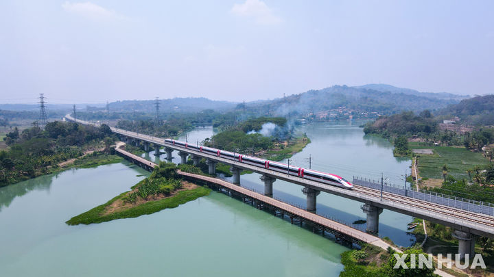 [베이징=신화/뉴시스] 중국의 핵심 대외 국책사업 ‘일대일로(육로·해상 실크로드)’의 상징 중 하나인 인도네시아 자카르타-반둥 고속철이 베이징에서 열리는 일대일로 정상포럼에 맞춰 17일 공식 운행에 돌입했다. 고속철이 운행되는 모습. 2023.10.18