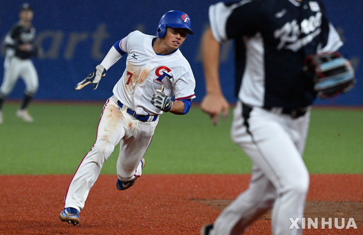 [사오싱=신화/뉴시스]7일 중국 저장성 사오싱 야구 소프트볼 스포츠센터에서 열린 2022 항저우 아시안게임 한국과 결승전에 나선 대만 야구대표팀 정쭝저. 2023.10.07.