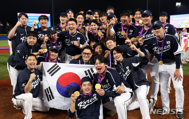 [사오싱=뉴시스] 조수정 기자 = 7일 중국 사오싱 야구장 1구장에서 열린 2022 항저우 아시안게임 남자 야구 시상식에서 금메달을 목에 건 한국 야구 대표팀이 포즈를 취하고 있다. 2023.10.07. chocrystal@newsis.com