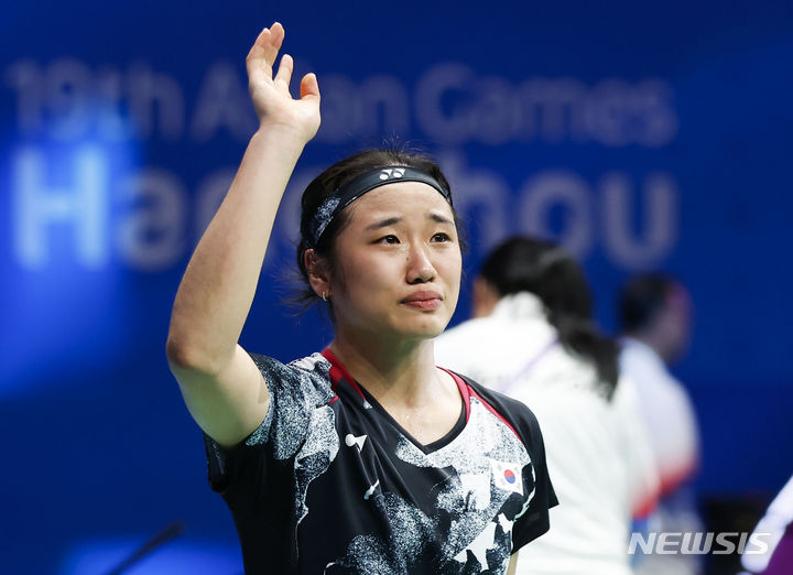 [항저우=뉴시스] 정병혁 기자 = 7일 중국 항저우 빈장체육관에서 열린 2022 항저우 아시안게임 배드민턴 여자 단식 한국 안세영 대 중국 천위페이의 경기, 안세영이 금메달을 확정 지은 뒤 기뻐하고 있다. 2023.10.07. jhope@newsis.com
