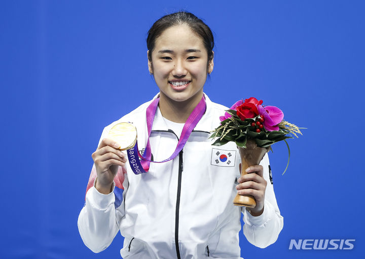 [항저우=뉴시스] 정병혁 기자 = 7일 중국 항저우 빈장체육관에서 열린 2022 항저우 아시안게임 배드민턴 여자 단식에서 금메달을 차지한 안세영이 메달을 목에 걸고 포즈를 취하고 있다. 2023.10.07. jhope@newsis.com