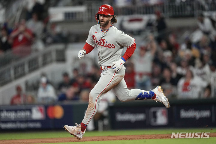 [애틀랜타=AP/뉴시스] 브라이스 하퍼는 8일(한국시간) 미국 조지아주 애틀랜타의 트루이스트파크에서 열린 2023 내셔널리그 디비전시리즈(NLDS) 1차전 애틀랜타 브레이브스와의 경기에서 6회초 솔로 홈런을 터뜨렸다.