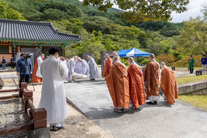 [서울=뉴시스] 6일 대한불교 조계종 제19교구 본사 지리산 대화엄사가 개최한 화엄문화제 행사 중 괘불이운  (사진=화엄사 제공) ㅈ2023.10.06. *재판매 및 DB 금지