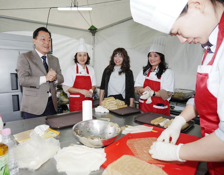 [수원=뉴시스] 이재준 경기 수원시장이 2023 수원음식문화박람회장을 둘러보고 있다. (사진=수원시 제공) 2023.10.08. photo@newsis.com *재판매 및 DB 금지