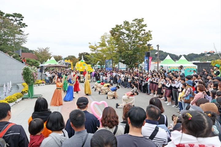 [임실=뉴시스] 김종효 기자 = 임실치즈테마파크에서 열린 '2023 임실N치즈축제', 축제 3일째인 8일 분수광장에서 펼쳐진 '세계문화공연'을 많은 수의 관광객들이 관람하고 있다. (사진 = 임실군 제공) 2023.10.08. photo@newsis.com    *재판매 및 DB 금지