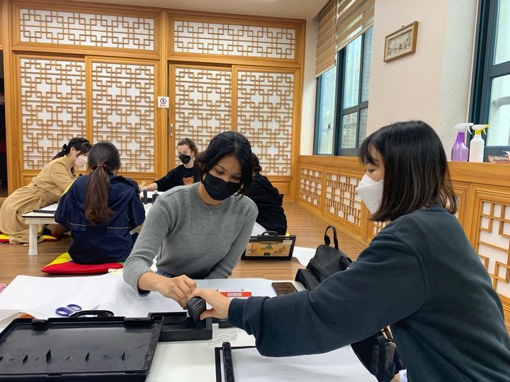 한글날 문화활동에 참여하는 아주대학교 국어국문학과 22학번 추이윈씨(사진=추이윈씨 제공) *재판매 및 DB 금지