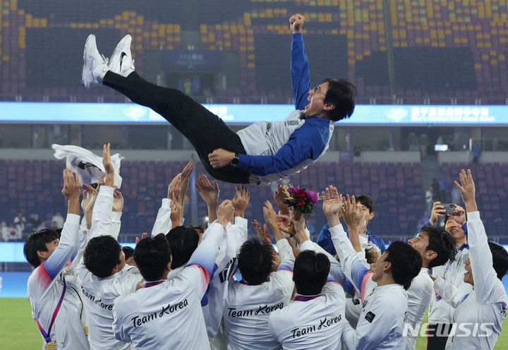 [항저우=뉴시스] 고승민 기자 = 7일 중국 항저우 황룽스포츠센터 스타디움에서 열린 2022 항저우 아시안게임 남자 축구 결승 한국 대 일본 경기, 일본을 2대1로 꺾고 금메달을 차지한 한국 선수들이 황선홍 감독을 헹가래치고 있다. 2023.10.08. kkssmm99@newsis.com