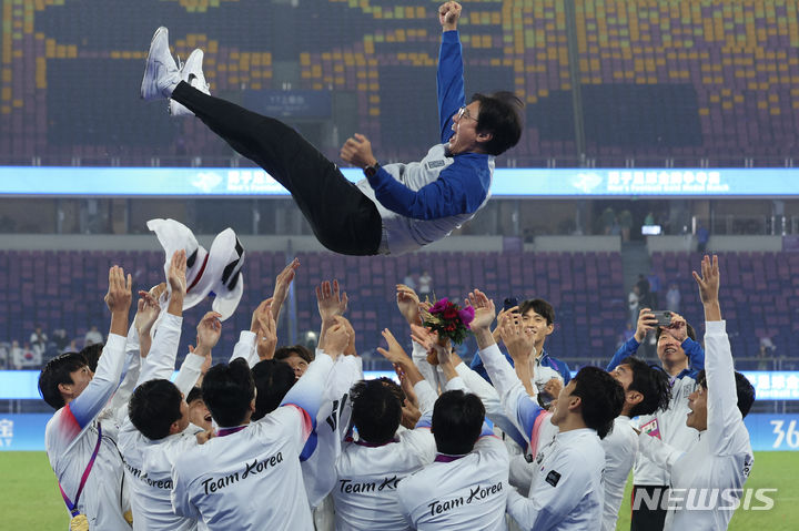 [항저우=뉴시스] 고승민 기자 = 7일 중국 항저우 황룽스포츠센터 스타디움에서 열린 2022 항저우 아시안게임 남자 축구 결승 한국 대 일본 경기, 일본을 2대1로 꺾고 금메달을 차지한 한국 선수들이 황선홍 감독을 헹가래치고 있다. 2023.10.08. kkssmm99@newsis.com