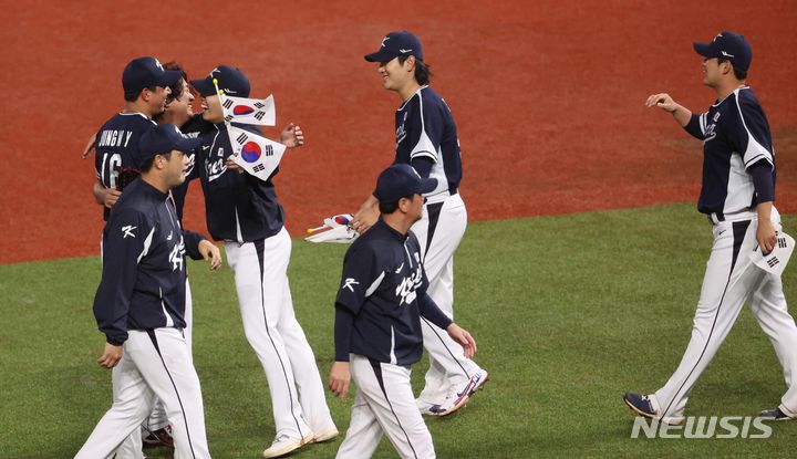[사오싱=뉴시스] 조수정 기자 = 7일 중국 사오싱 야구장 1구장에서 열린 2022 항저우 아시안게임 남자 야구 시상식에서 금메달을 목에 걸며 아시안게임 4연패를 달성한 한국 야구 대표팀 마무리투수 고우석과 투수진이 기쁨을 나누고 있다. 왼쪽부터 정우영, 고우석, 원태인, 곽빈, 나균안. 2023.10.07. chocrystal@newsis.com