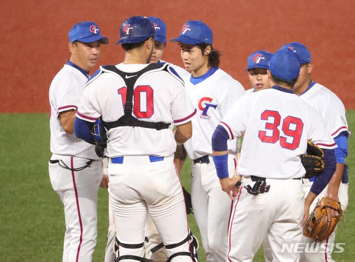 [사오싱=뉴시스] 조수정 기자 = 7일 중국 사오싱 야구장 1구장에서 열린 2022 항저우 아시안게임 남자 야구 결승, 대만 선발투수 린위민 등이 2회 초 실점에 대화를 나누고 있다. 2023.10.08. chocrystal@newsis.com