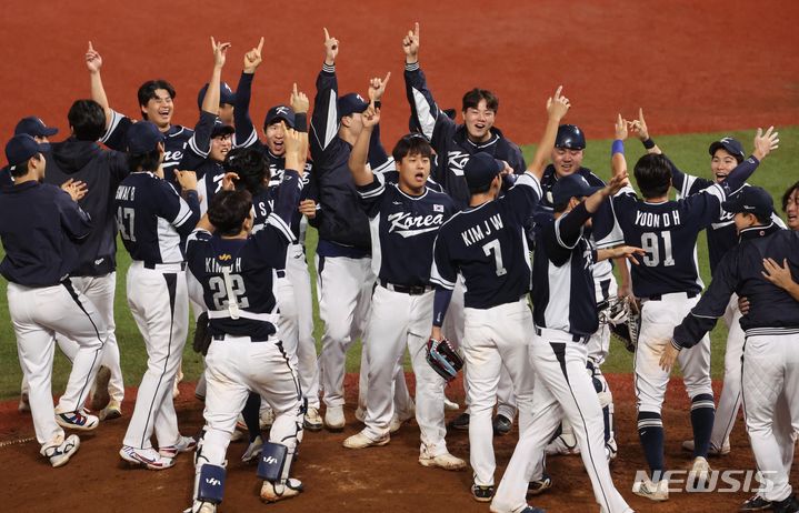 [사오싱=뉴시스] 조수정 기자 = 7일 중국 사오싱 야구장 1구장에서 열린 2022 항저우 아시안게임 남자 야구 아시안게임에서 금메달을 획득, 4연패를 달성한 한국 야구대표팀이 경기를 승리로 마무리 지으며 환호하고 있다. 2023.10.08. chocrystal@newsis.com