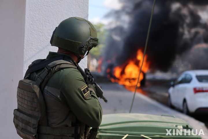 [아쉬켈론( 이스라엘)= 신화/뉴시스] 이스라엘 남부 국경 도시 아쉬켈론에서 10월 7일 한 전투경찰대원이 하마스의 로켓포 공격을 당한 지역을 경비하고 있다. 2023.10.08. 