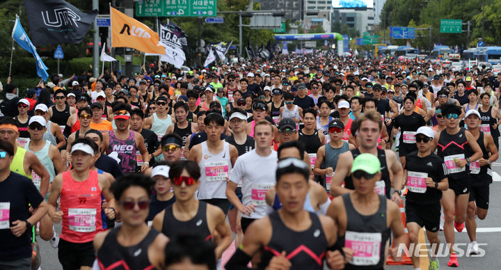 [서울=뉴시스] 김선웅 기자 = 8일 서울 세종대로에서 2023 서울달리기에 참가한 러너들이 힘차게 달리고 있다. 2023.10.08. mangusta@newsis.com