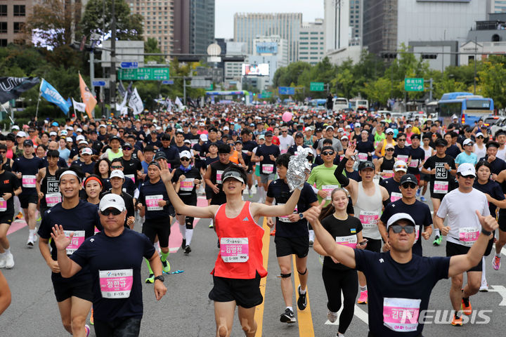 [서울=뉴시스] 김선웅 기자 = 8일 서울 세종대로에서 2023 서울달리기에 참가한 러너들이 힘차게 달리고 있다. 2023.10.08. mangusta@newsis.com