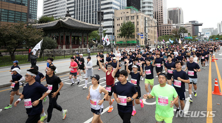 [서울=뉴시스] 김선웅 기자 = 8일 서울 세종대로에서 2023 서울달리기에 참가한 러너들이 힘차게 달리고 있다. 2023.10.08. mangusta@newsis.com