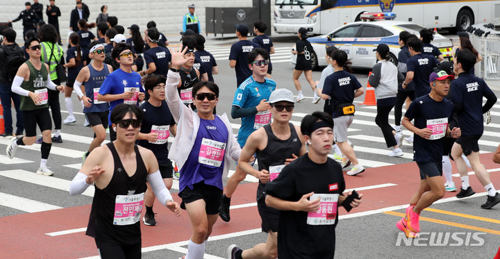 [서울=뉴시스] 김선웅 기자 = 8일 서울 세종대로에서 2023 서울달리기에 참가한 러너들이 힘차게 달리고 있다. 2023.10.08. mangusta@newsis.com