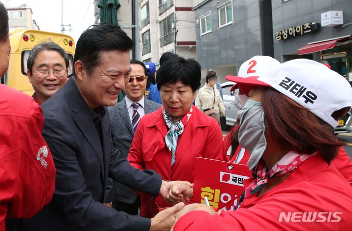 [서울=뉴시스] 고범준 기자 = 김태우 국민의힘 강서구청장 후보가 8일 오전 서울 강서구의 한 교회에 예배하기 위해 들어서며 선거운동원과 악수하고 있다. 2023.10.08. bjko@newsis.com