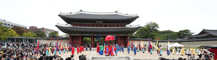 [서울=뉴시스] 김선웅 기자 = 8일 서울 종로구 창덕궁에서 정조대왕 능행차 행렬이 행진을 하고 있다. '2023년 정조대왕 능행차 공동재현'은 1795년 정조의 을묘년 원행을 재현하는 역사문화축제로 서울시·경기도·수원시·화성시가 공동으로 개최하며 10월 8일~9일 이틀간 창덕궁부터 수원화성을 거쳐 융릉까지 행진을 한다. 2023.10.08. mangusta@newsis.com