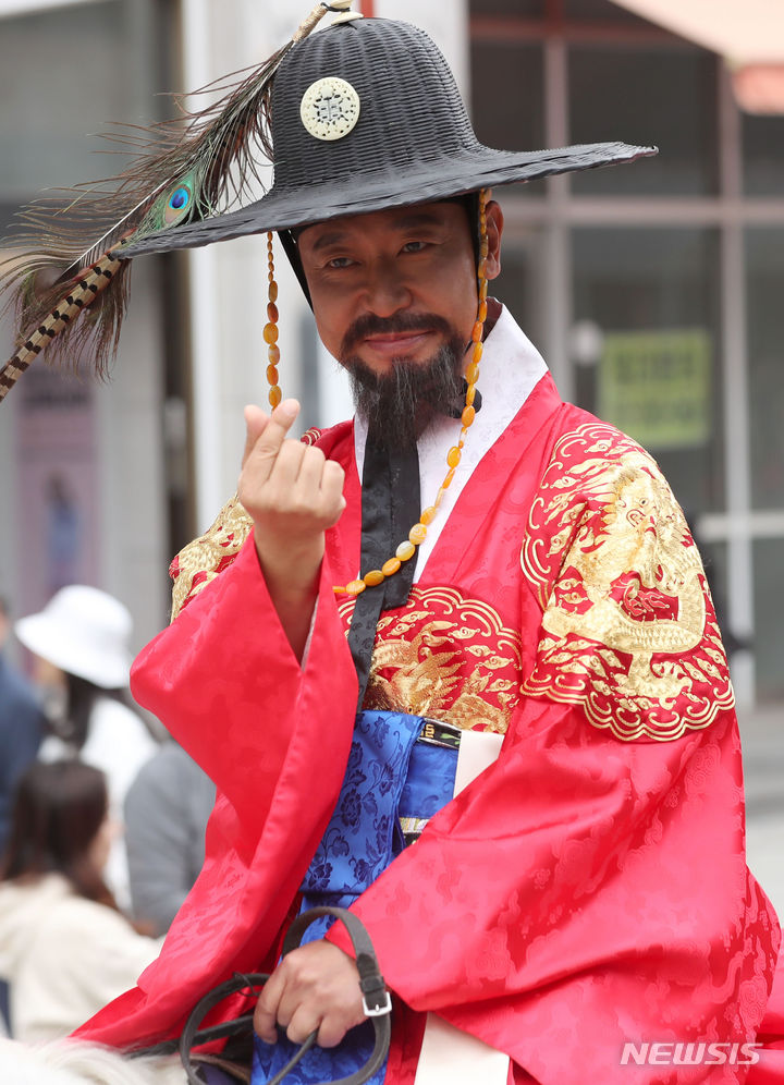 [서울=뉴시스] 김선웅 기자 = 8일 서울 종로구 창덕궁에서 정조대왕 능행차 행렬이 행진을 하고 있다. '2023년 정조대왕 능행차 공동재현'은 1795년 정조의 을묘년 원행을 재현하는 역사문화축제로 서울시·경기도·수원시·화성시가 공동으로 개최하며 10월 8일~9일 이틀간 창덕궁부터 수원화성을 거쳐 융릉까지 행진을 한다. 2023.10.08. mangusta@newsis.com