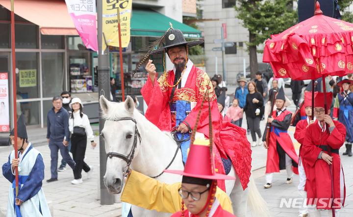 [서울=뉴시스] 김선웅 기자 = 8일 서울 종로구 창덕궁에서 정조대왕 능행차 행렬이 행진을 하고 있다. '2023년 정조대왕 능행차 공동재현'은 1795년 정조의 을묘년 원행을 재현하는 역사문화축제로 서울시·경기도·수원시·화성시가 공동으로 개최하며 10월 8일~9일 이틀간 창덕궁부터 수원화성을 거쳐 융릉까지 행진을 한다. 2023.10.08. mangusta@newsis.com