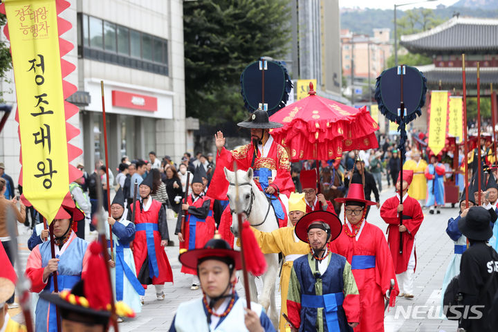 [서울=뉴시스] 김선웅 기자 = 8일 서울 종로구 창덕궁에서 정조대왕 능행차 행렬이 행진을 하고 있다. '2023년 정조대왕 능행차 공동재현'은 1795년 정조의 을묘년 원행을 재현하는 역사문화축제로 서울시·경기도·수원시·화성시가 공동으로 개최하며 10월 8일~9일 이틀간 창덕궁부터 수원화성을 거쳐 융릉까지 행진을 한다. 2023.10.08. mangusta@newsis.com