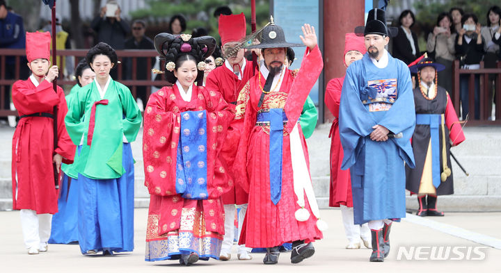 [서울=뉴시스] 김선웅 기자 = 8일 서울 종로구 창덕궁에서 정조대왕 능행차 행렬이 행진을 하고 있다. '2023년 정조대왕 능행차 공동재현'은 1795년 정조의 을묘년 원행을 재현하는 역사문화축제로 서울시·경기도·수원시·화성시가 공동으로 개최하며 10월 8일~9일 이틀간 창덕궁부터 수원화성을 거쳐 융릉까지 행진을 한다. 2023.10.08. mangusta@newsis.com