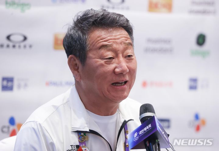 [항저우=뉴시스] 조수정 기자 = 8일 중국 항저우 대한체육회 스포츠외교라운지에서&nbsp; 2022 항저우 아시안게임 대한민국 선수단 최윤 선수단장이 결산 기자회견을 하고 있다. 2023.10.08. chocrystal@newsis.com