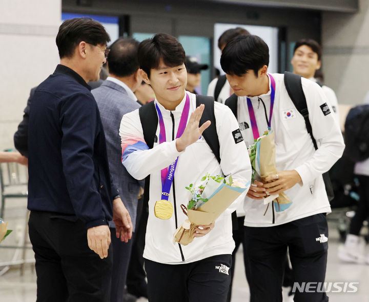 [인천공항=뉴시스] 김근수 기자 = 2022 항저우 아시안게임에서 금메달을 따내 3연패 위업을 달성한 남자 축구대표팀의 이강인이 8일 오후 인천국제공항을 통해 귀국하며 팬들에게 손을 흔들며 인사하고 있다. 2023.10.08. ks@newsis.com